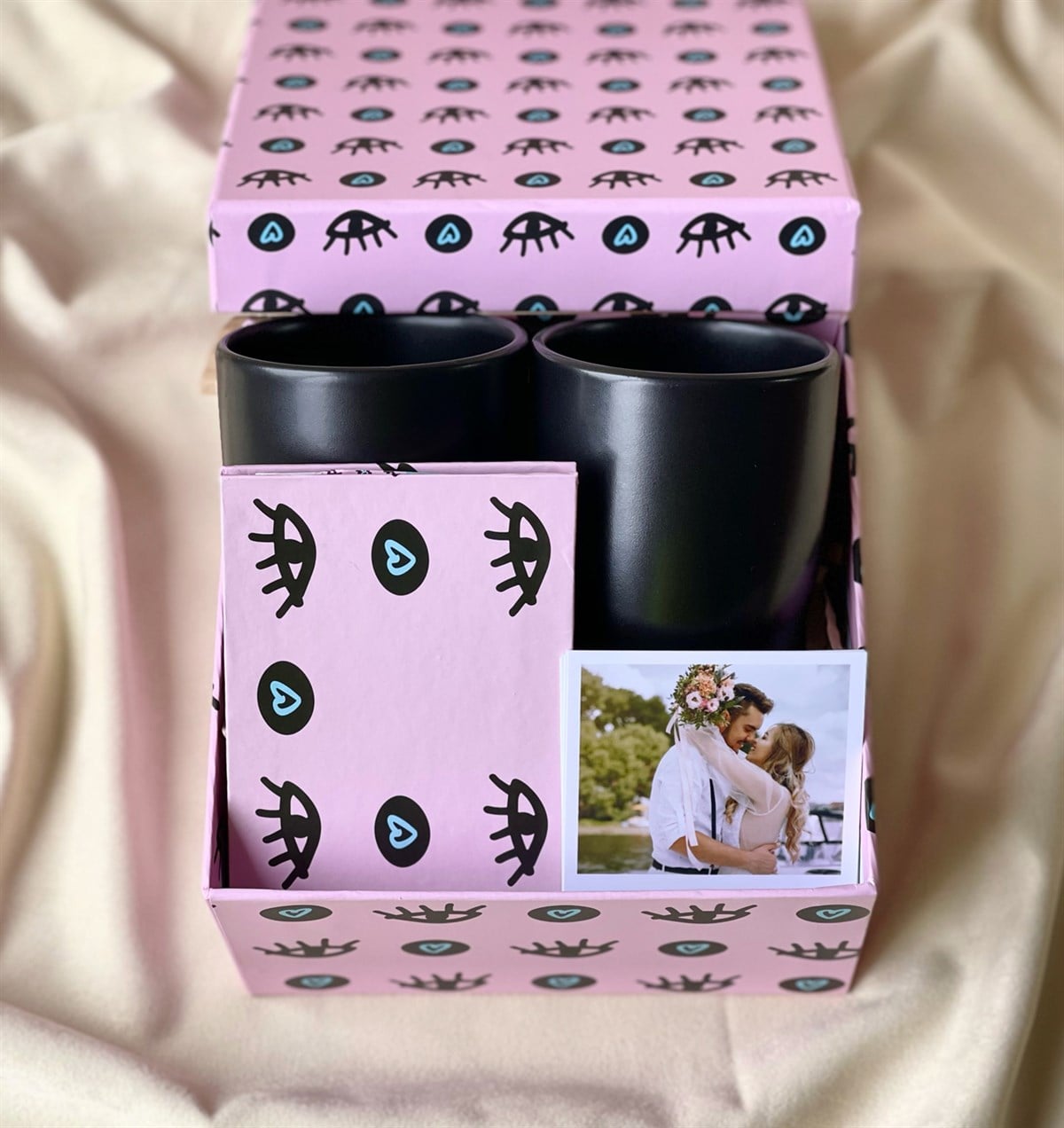 Kişiye Özel Nazar Göz Tasarımlı Mini Albüm Ve 2'li Siyah Bulut Kupa Mini Hediye SetigiftmodaGmhs100868