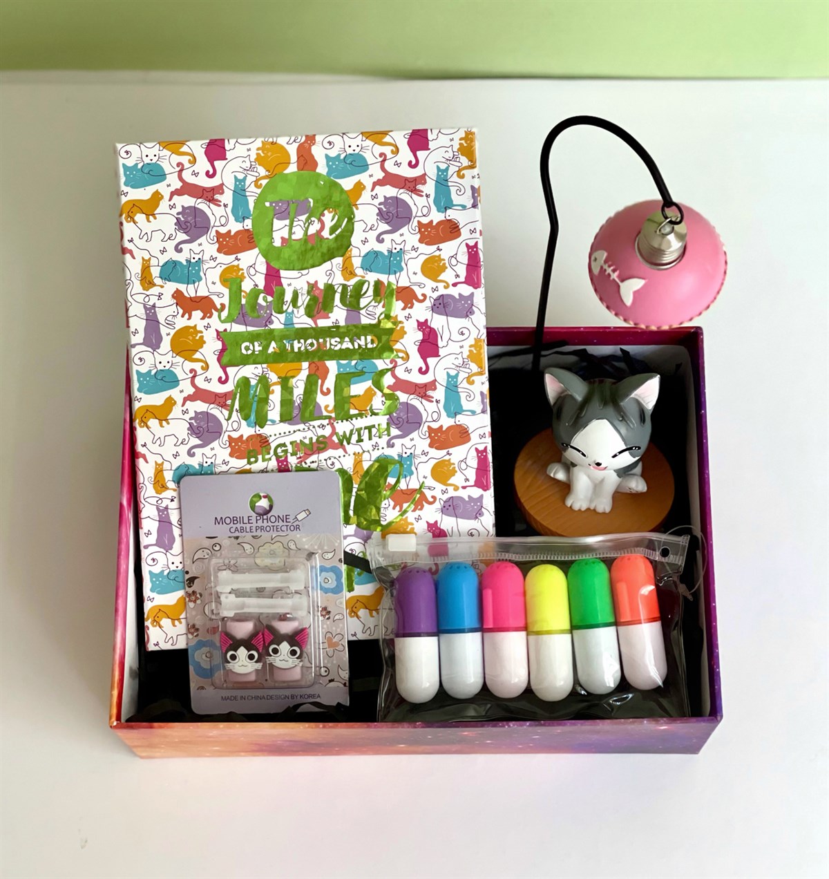 Renkli Kedi Motto Lastikli Defter Kablo Koruyucu Sevimli Kedi Işıklı Masa Lambası Ve Kapüsül KalemGiftmodaGmhs101139