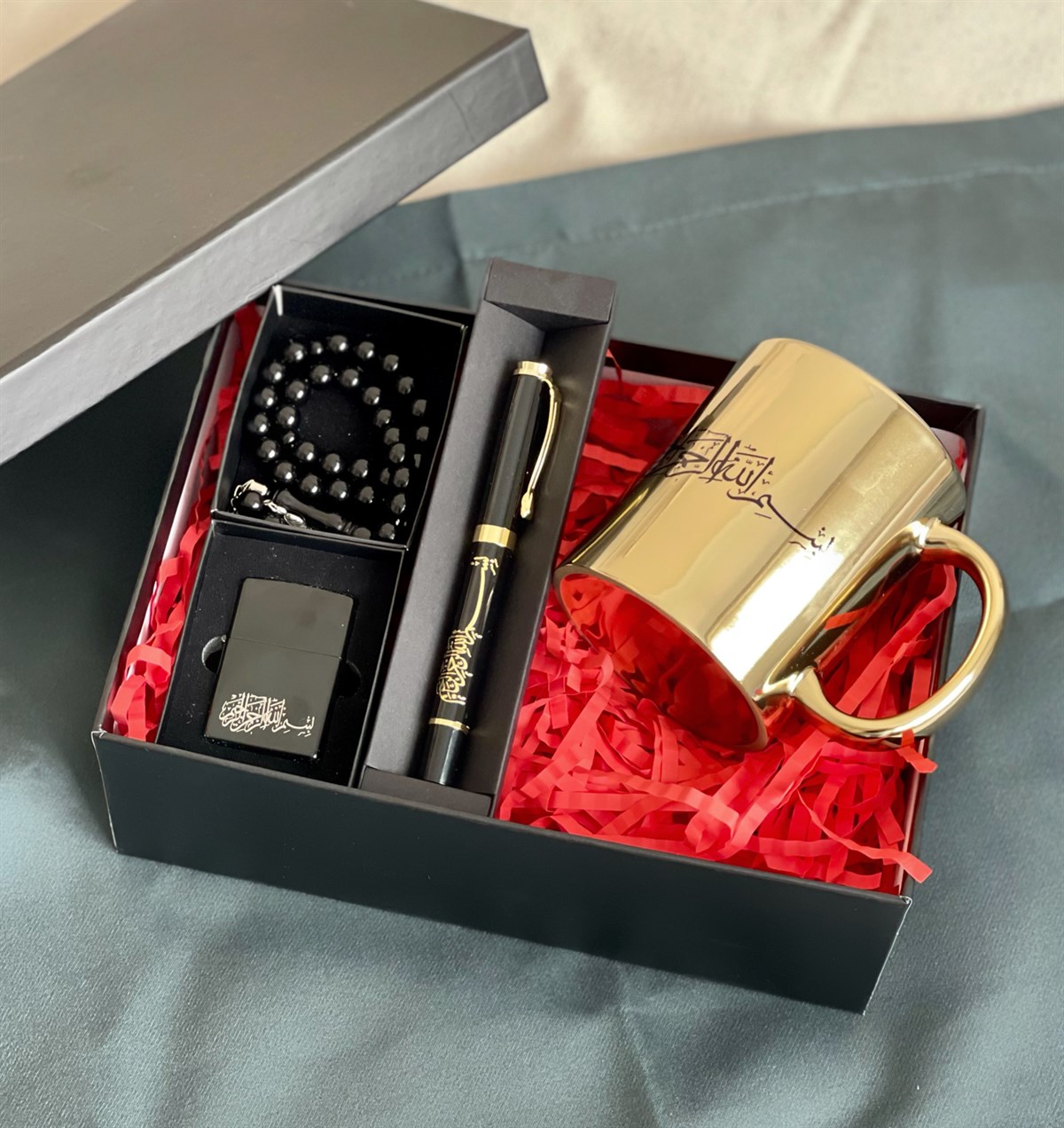 Besmele Tasarımlı Golda Kupa Özel Kabartmalı Kalem Benzinli Çakmak Ve Siyah Cüzdan Hediye SetigiftmodaGmhs100799
