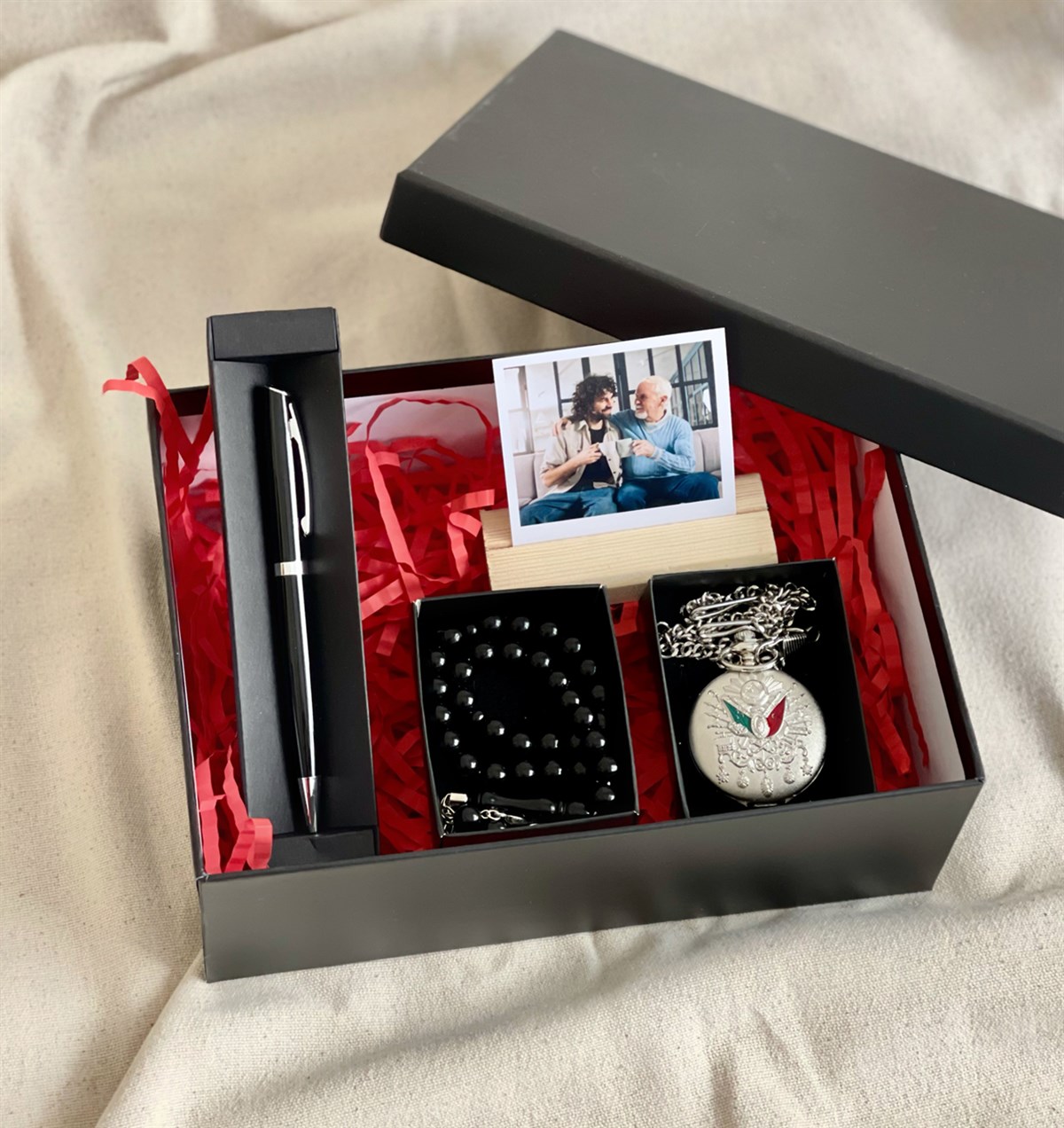 Kişiye Özel Ahşap Standlı Fotoğraf Osmanlı Tuğralı Köstekli Cep Saati Tesbih Ve Tükenmez Kalem SetgiftmodaGmhs100787