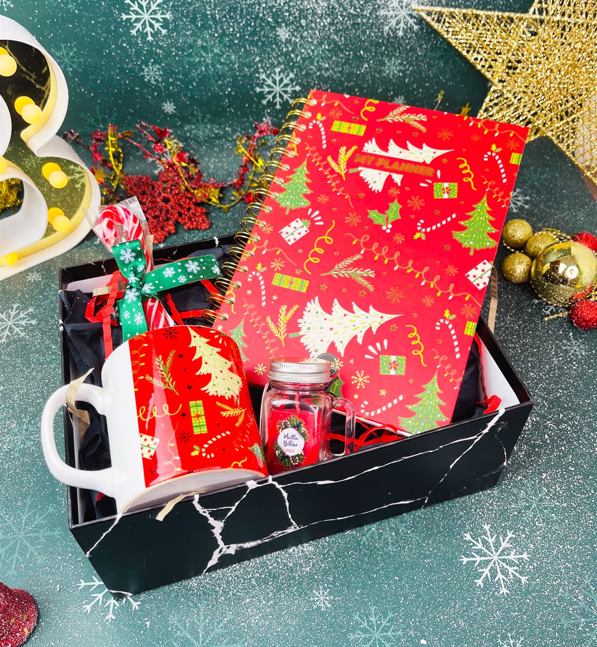 Kırmızı Yeni Yıl Tasarımlı Konuşan Ajanda Kupa Baston Şeker Ve Kokulu Mum Yılbaşı SetigiftmodaGmhs101332