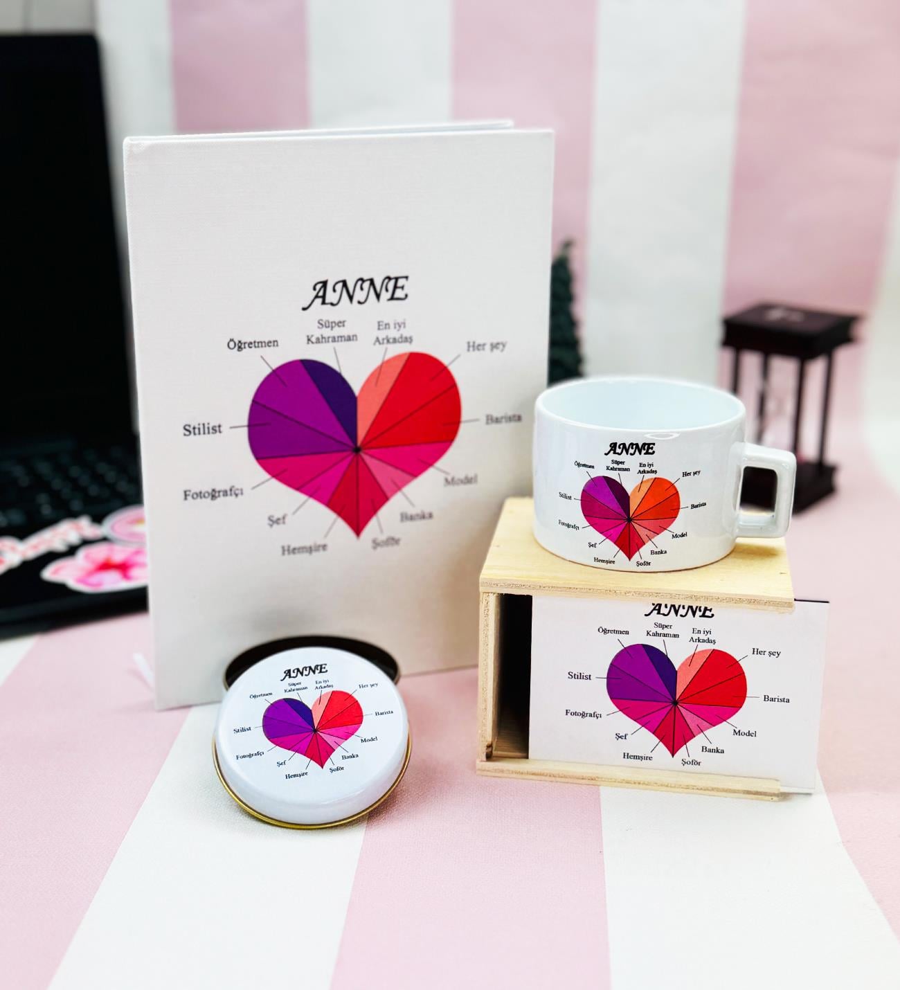 Süper Anne Tasarımlı Kutulu Kupa Sert Kapaklı Defter Ve Kokulu Teneke Mum Hediye SetigiftmodaGmhs102001