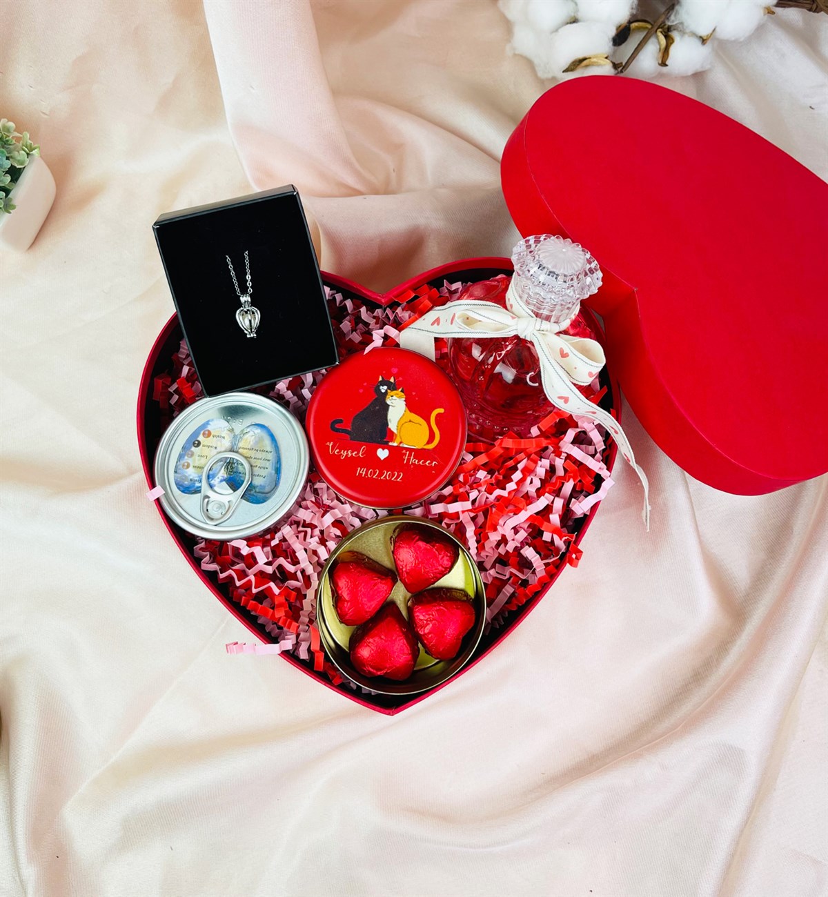 Kişiye Özel Sevimli Aşık Kediler Tasarımlı Kalp Kutulu SetgiftmodaGmhs101540