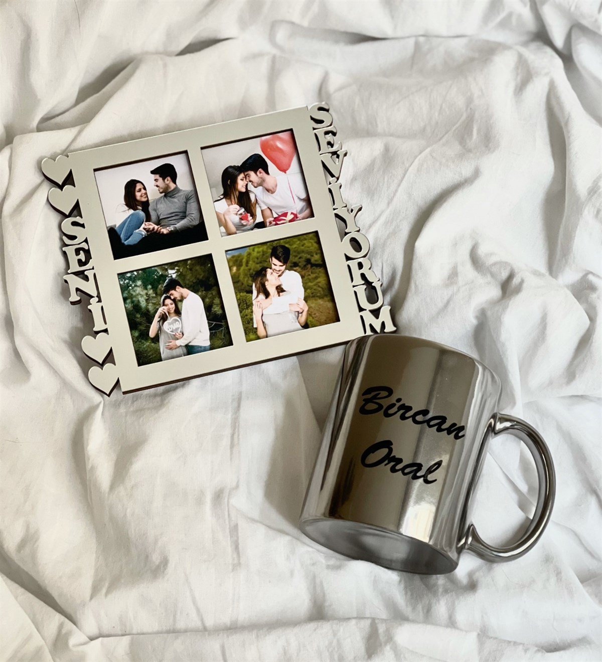  Kişiye Özel 4 Fotoğraflı Seni Seviyorum Mdf Çerçeve Gümüş Ve Gümüş Kupa Set giftmodaGmhs100534-Gmfc100013-Gmkp100155
