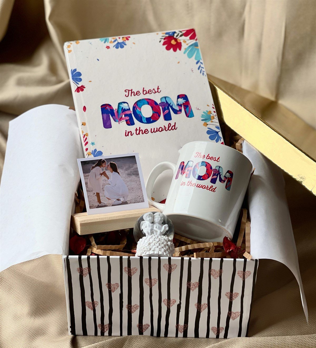 The Best Mom Tasarımlı Kupa Ajanda Mini Melek Kar Küresi Ve Ahşap Fotoğraf Standı Anneler Günü Hediye SetigiftmodaGmhs100583