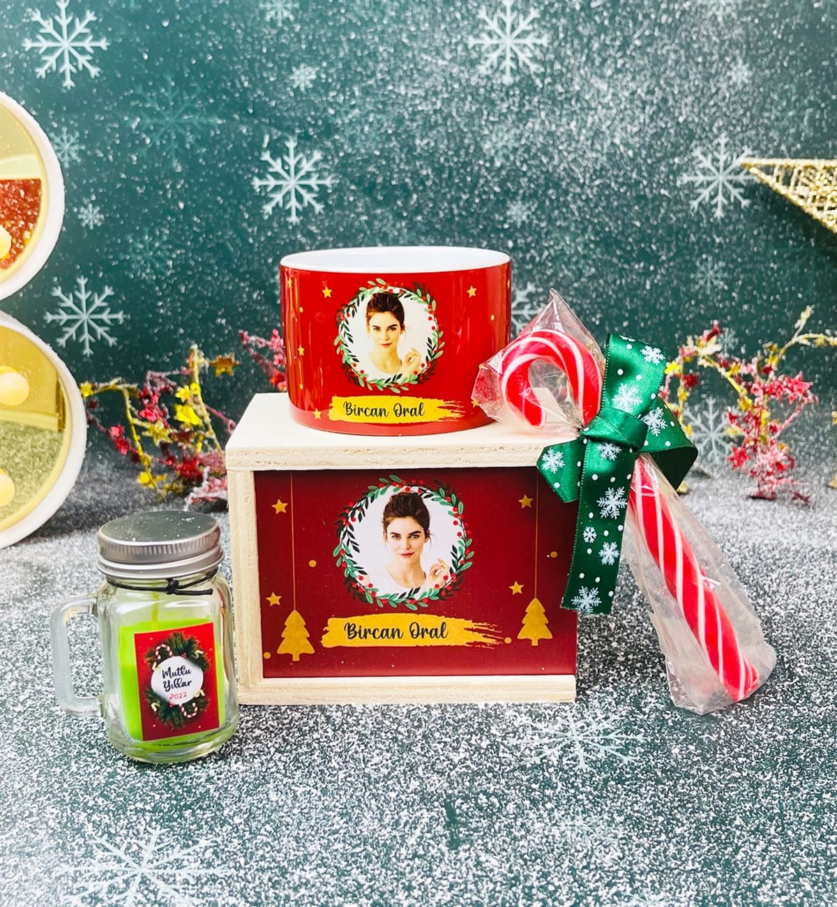 Kişiye Özel Fotoğraflı Yılbaşı Tasarımlı Kutulu Kupa Baston Şeker Ve Kokulu Mum Yılbaşı SetigiftmodaGmhs101302