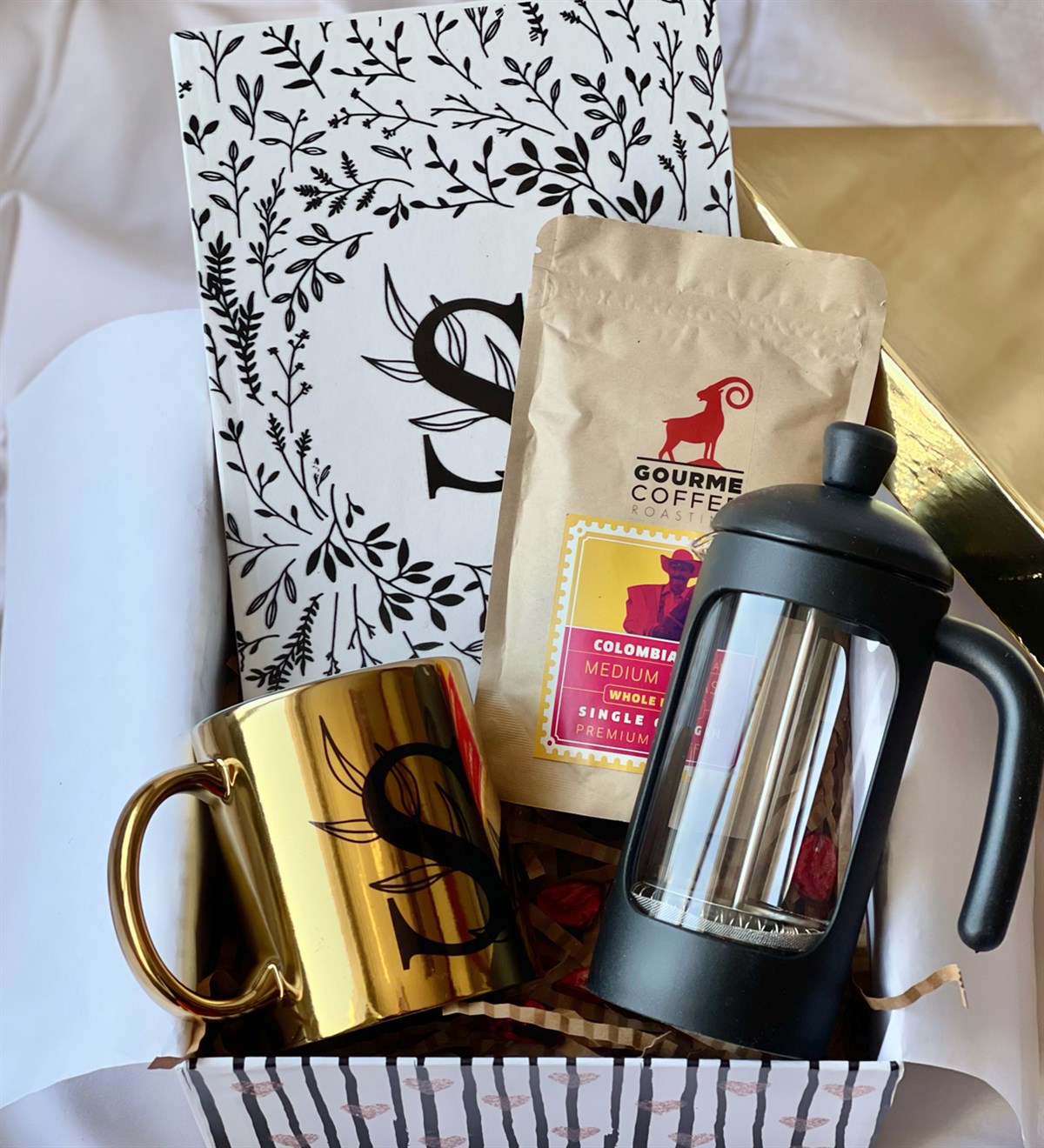 Kişiye Özel Harfli Çiçek Tasarımlı Ajanda Gold Kupa French Press Ve Filtre Kahve Hediye SetigiftmodaGmhs100625