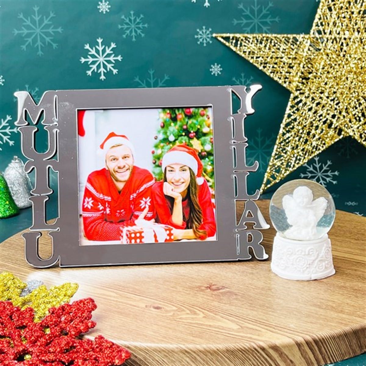 Kişiye Özel Mutlu Yıllar Fotoğraf Standlı Mdf Çerçeve Ve Mini Melek Kar Küresi SetgiftmodaGmhs101271