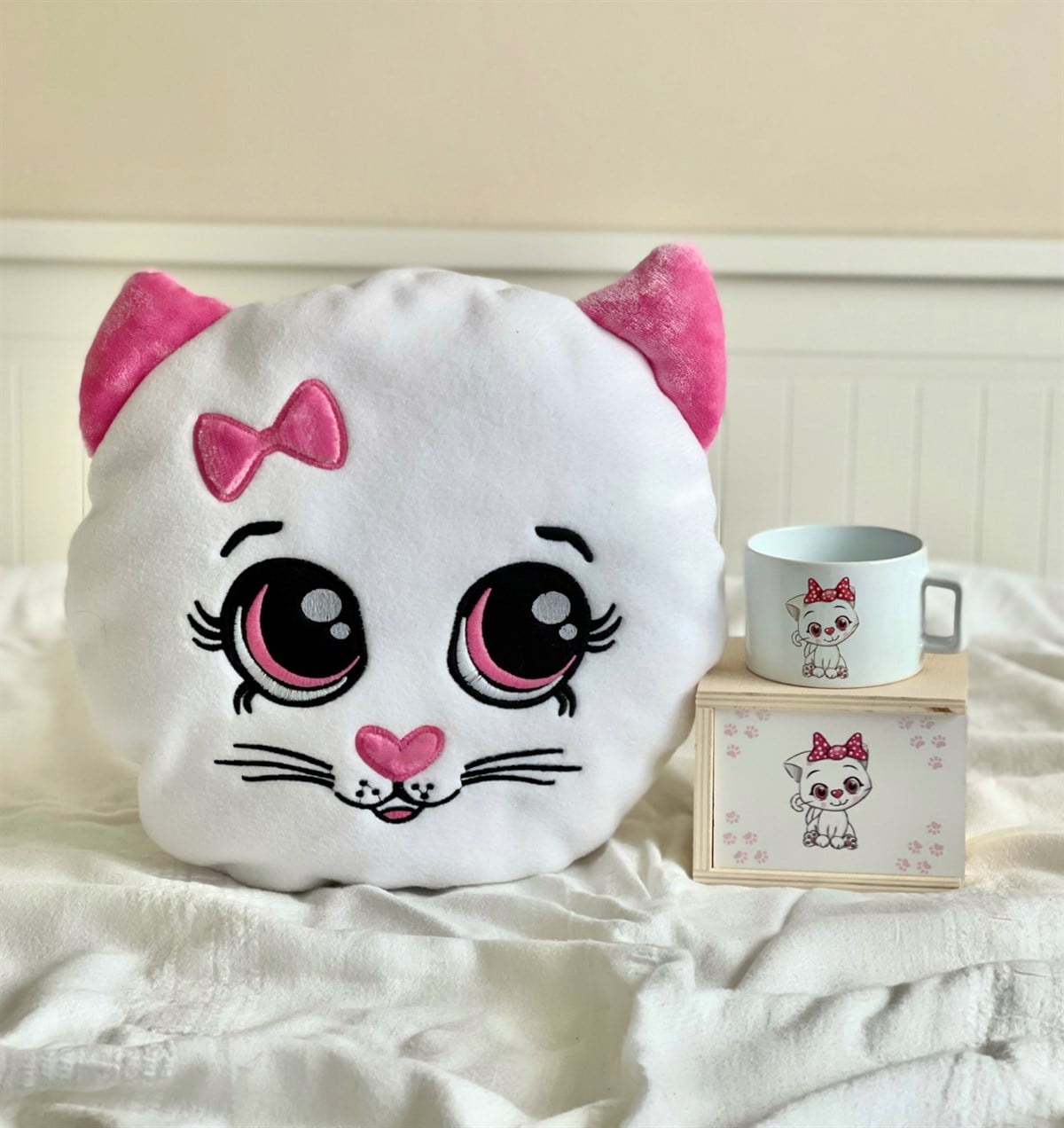 Sevimli Pembe Kedi Tasarımlı Peluş Yastık  Ve Ahşap Kutulu Kupa SetGiftmodaGmhs100818-Gmy100015