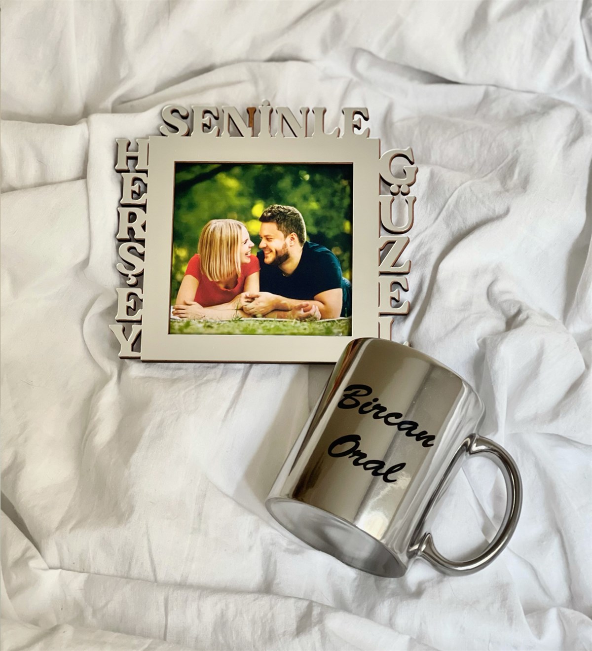 Kişiye Özel Fotoğraflı Herşey Seninle Güzel Standlı Mdf Gümüş Çerçeve Ve Gümüş Kupa SetgiftmodaGmhs100525-Gmfc100019-Gmkp100156
