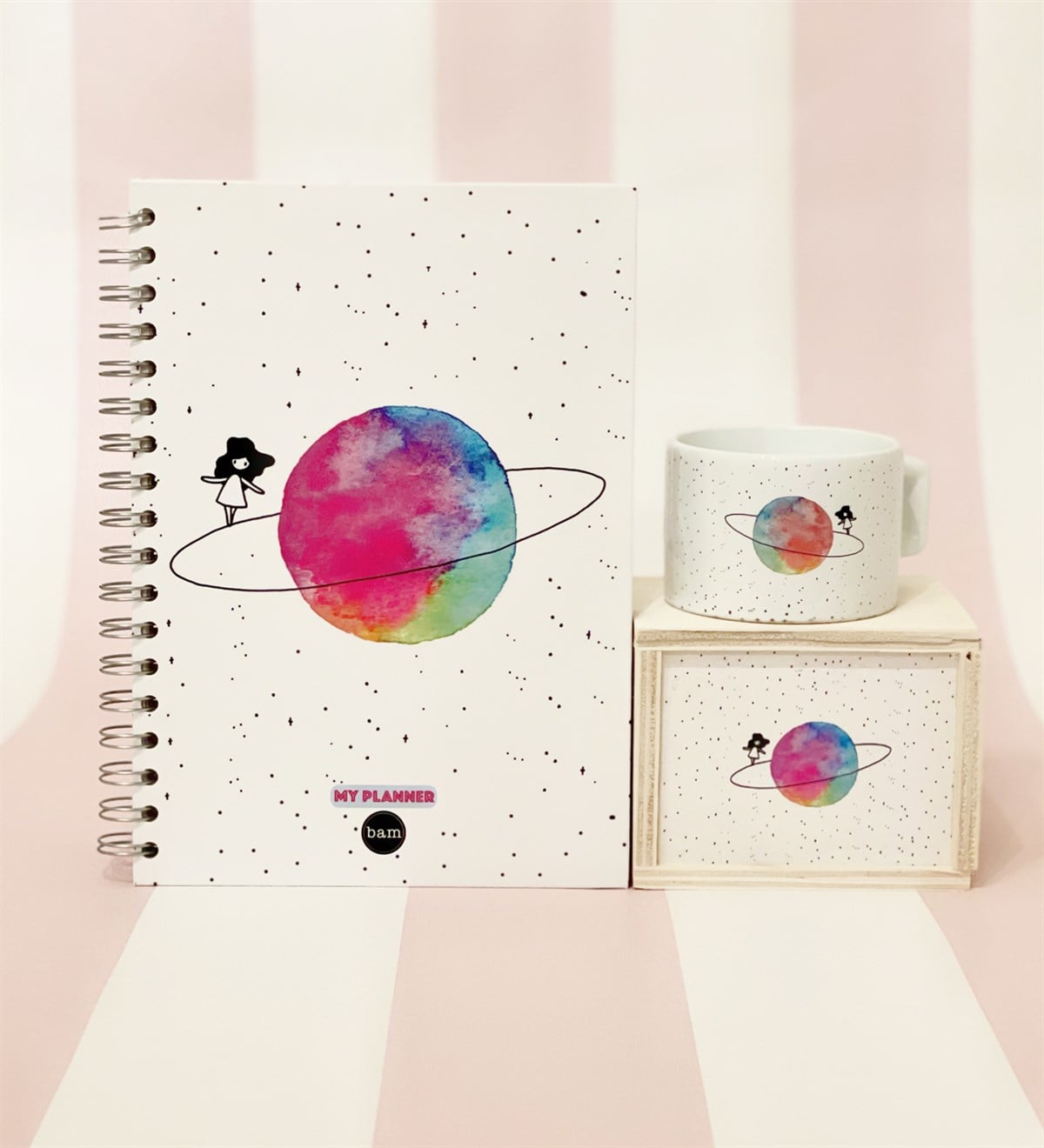 Satürnlü Kız Tasarımlı Konuşan Ajanda Ve Kutulu Kupa Hediye SetiGiftmoda Gmhs100482