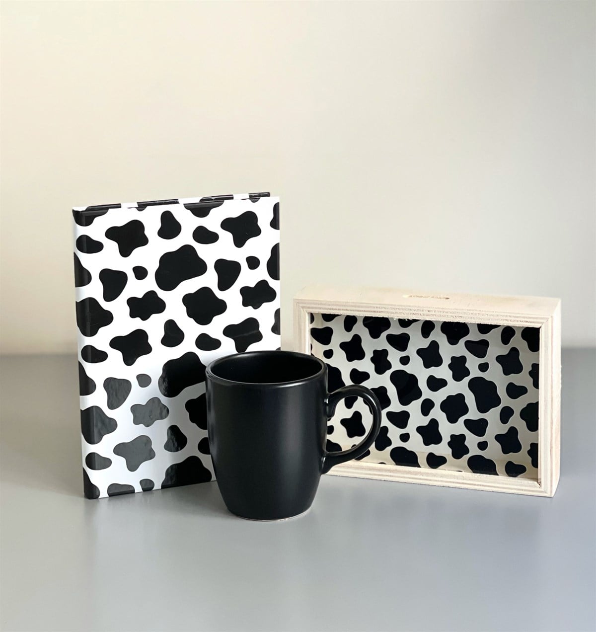 İnek Tasarımlı Lastikli Defter Ahşap Kumbara Ve Siyah Bulut Kupa Hediye SetiGiftmodaGmhs100824