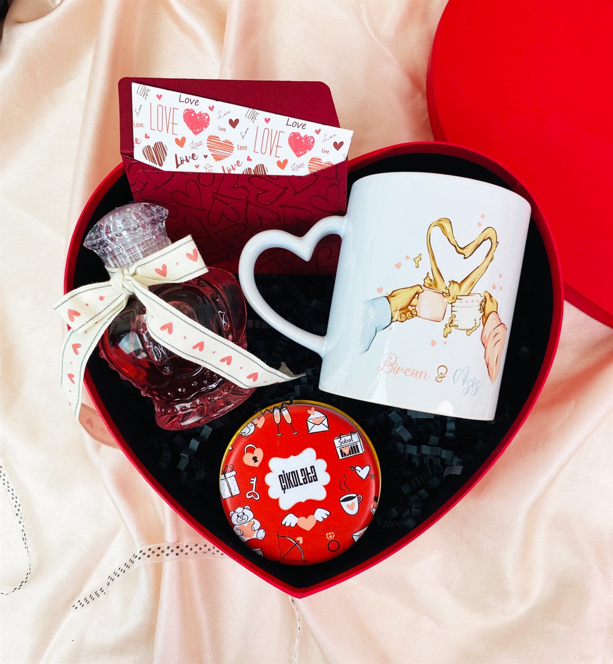 Kişiye Özel Kalp Kulplu Sevgili Kupa Ve Japon Kiraz Çiçeği Esanslı Kolanya Hediye SetigiftmodaGmhs101455