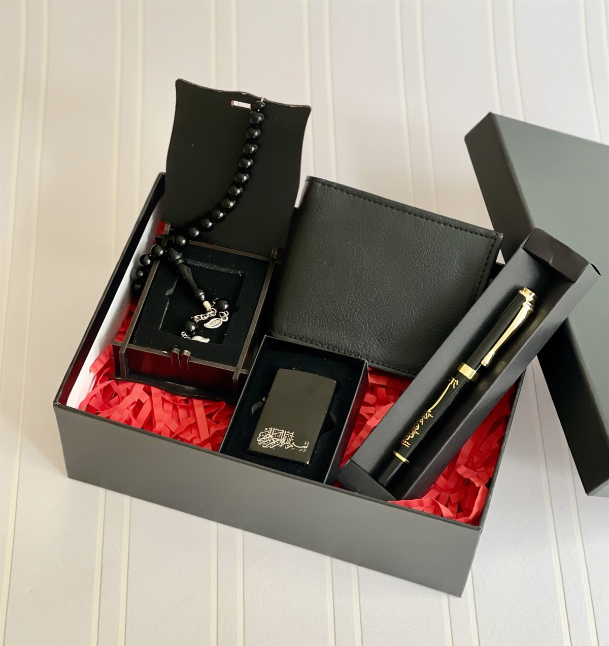 Besmele Tasarımlı Özel Kabartmalı Kalem Benzinli Çakmak Cüzdan Ve Ahşap Kutulu Siyah Tesbih SetgiftmodaGmhs1007822