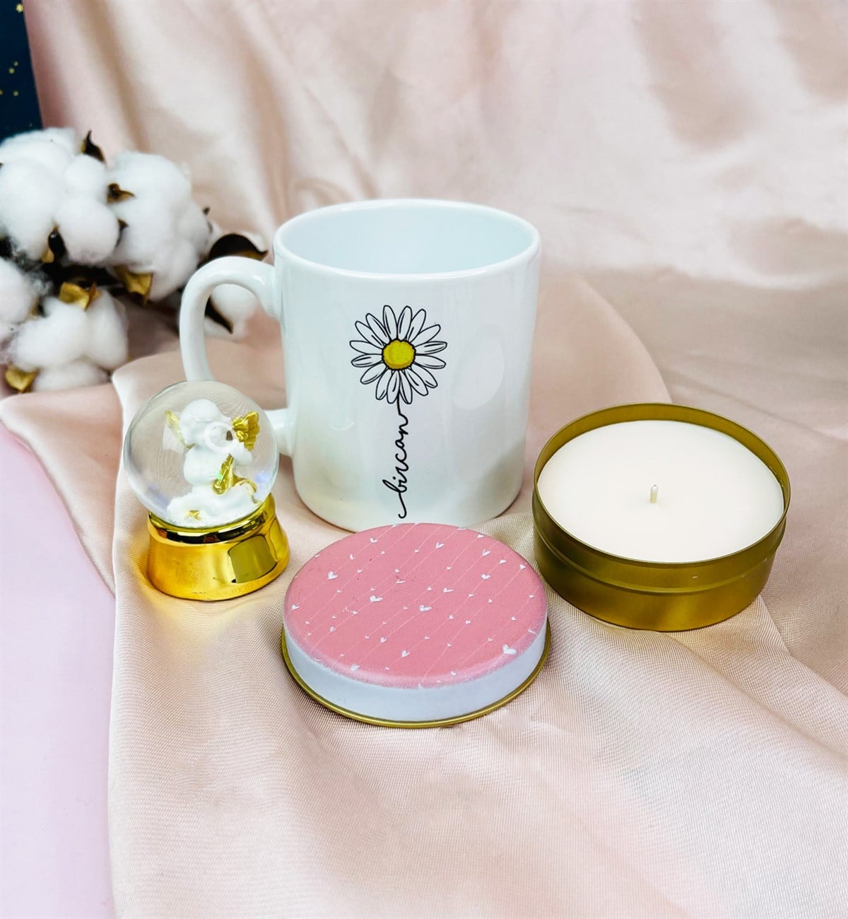 Kişiye Özel Papatya Tasarımlı kupa Mum Ve Altınyaldızlı Kar Küresi Hediye SetigiftmodaGmhs101586