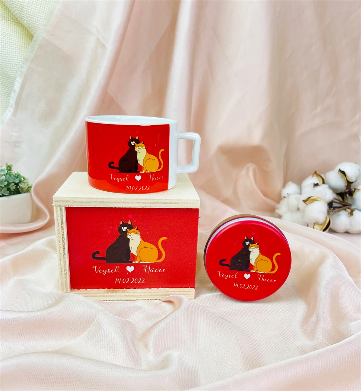 Kişiye Özel Sevimli Aşık Kediler Kokulu Teneke Mum Ve Kutulu Kupa SetgiftmodaGmhs101533