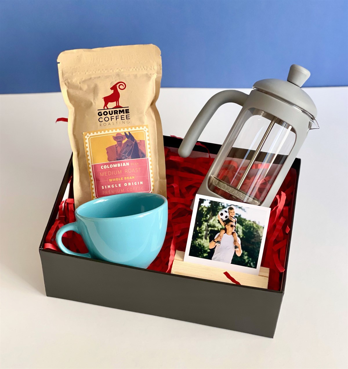  	Kişiye Özel Ahşap Standlı Fotoğraf Mavi Çay Fincanı Filtre Kahve Ve French Press Hediye SetigiftmodaGmhs100801