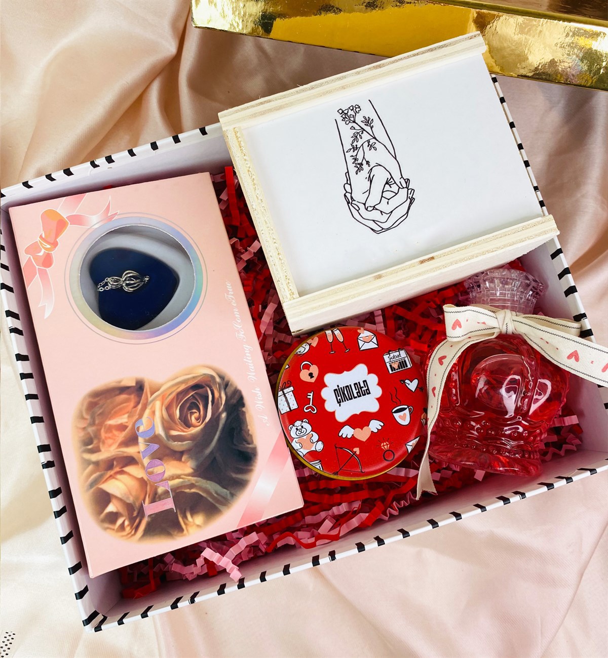 El Ele Aşıklar Tasarımlı Kutulu Kupa Ve İnci Kolye Sevgiliye Hediye SetigiftmodaGmhs101490