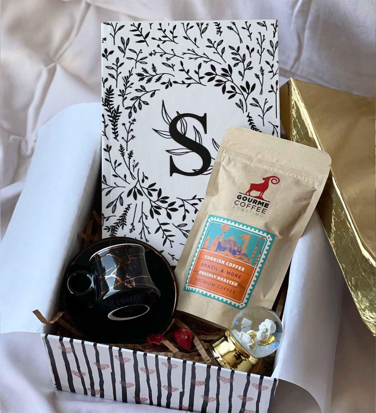 Kişiye Özel Harfli Çiçek Tasarımlı Ajanda Türk Kahvesi Fincan Ve Melek Kar Küresi Hediye SetigiftmodaGmhs100620