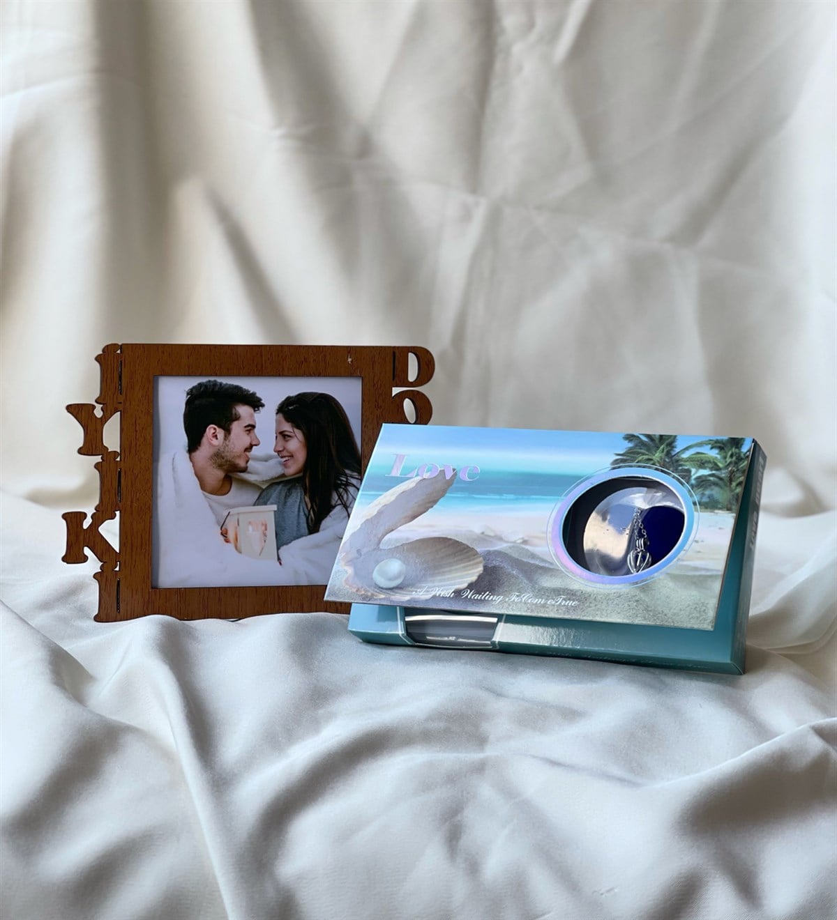 Ahşap İyiki Doğdun Çeçeve Ve İnci Kolye Hediye SetiGiftmodaGmhs100696