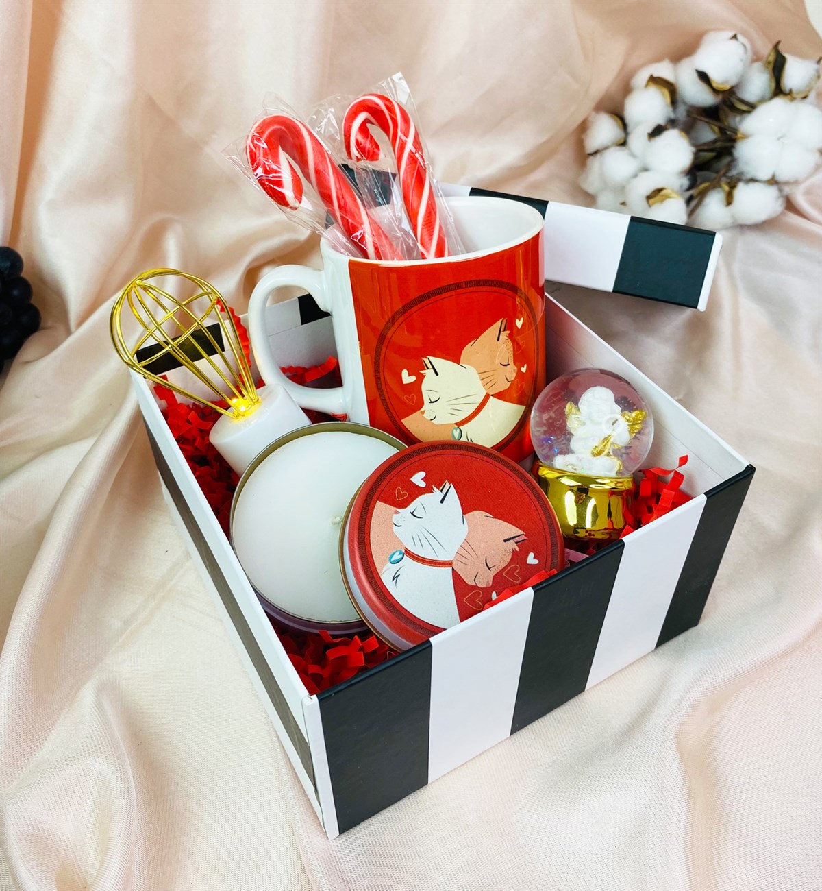 Sevimli Aşık Kediler Tasarımlı Mum Kupa Ve Altınyaldızlı Melek Kar Küresi SetgiftmodaGmhs101452
