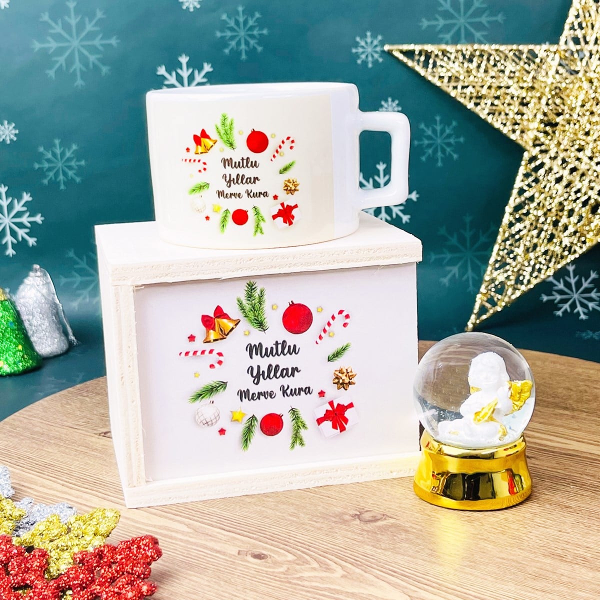 Kişiye Özel Mutlu Yıllar Tasarımlı Kutulu Kupa Altınaldızlı Melek Mini Kar Küresi SetgiftmodaGmhs101277