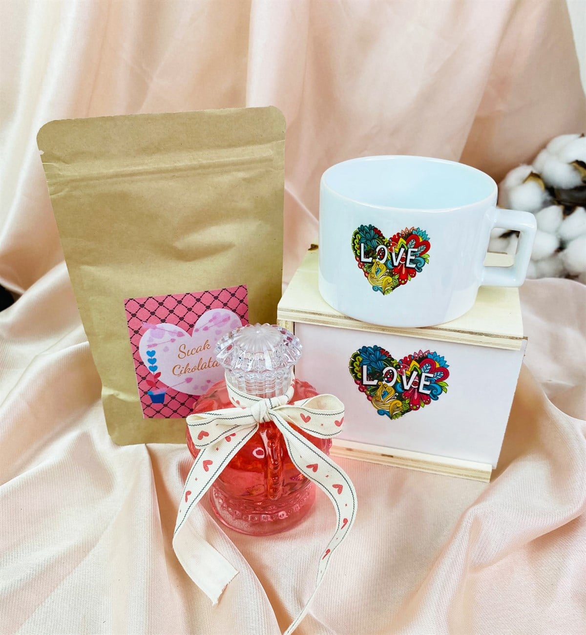 Kalp Love Tasarımlı Kutulu Kupa Ve Japon Kiraz Çiçeği Esanslı Kolonya SetgiftmodaGmhs101495