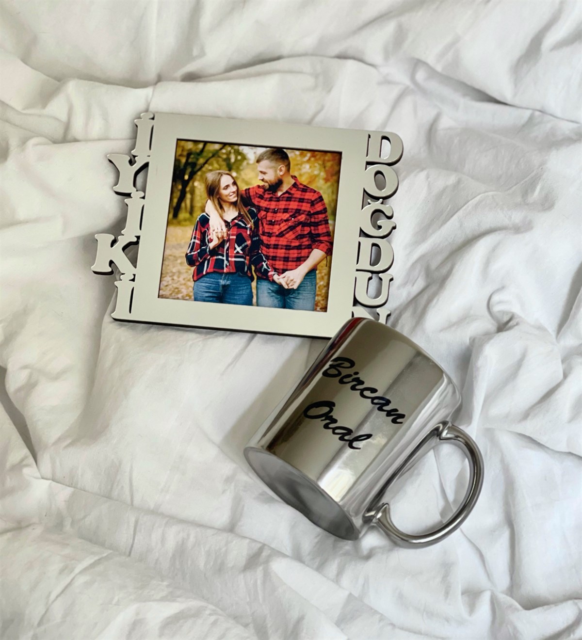 Kişiye Özel Fotoğraflı İyiki Doğdun Standlı Mdf Gümüş Çerçeve Ve Gümüş Kupa SetgiftmodaGmhs100527-Gmfc100015-Gmkp100156