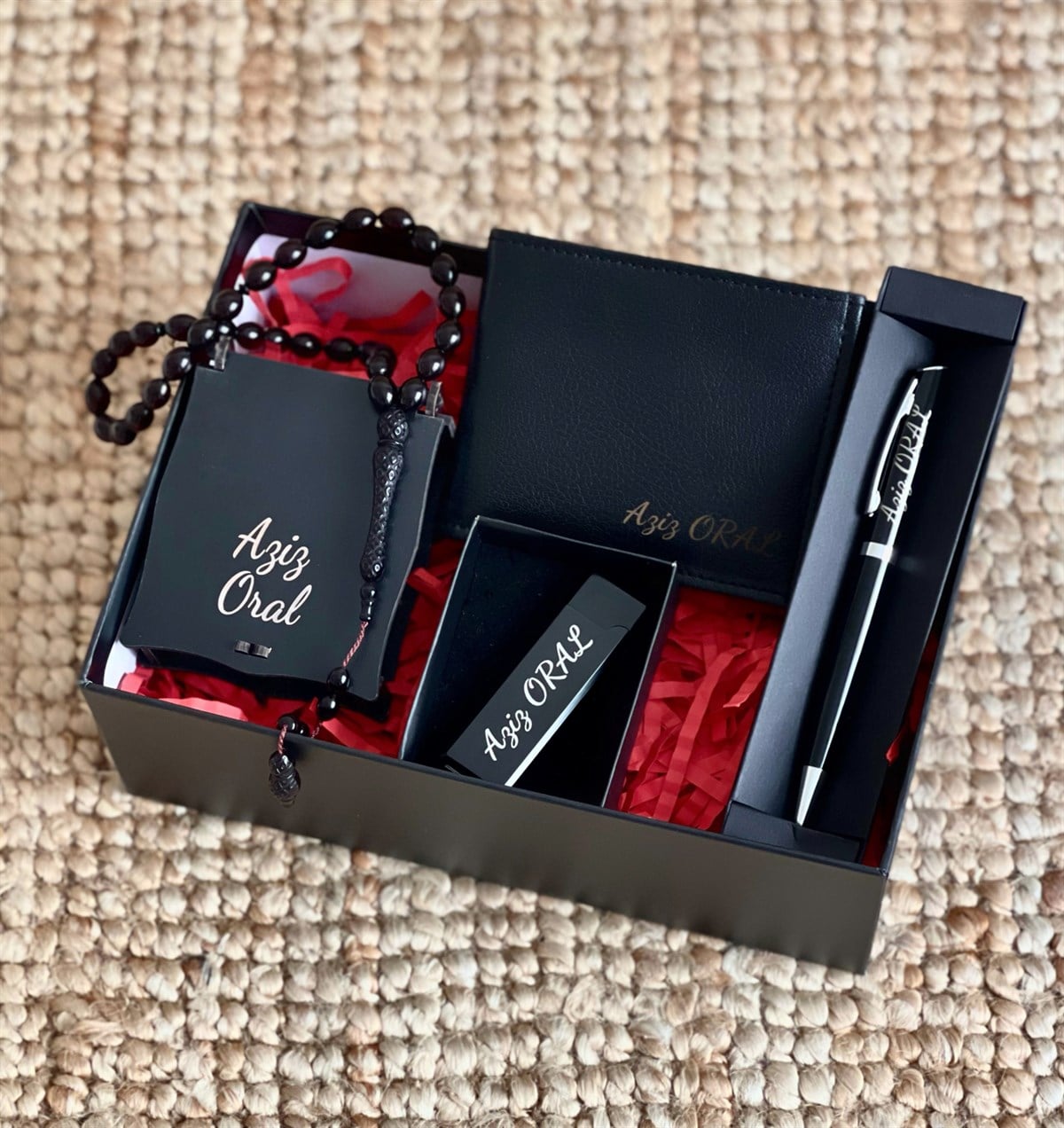 Kişiye Özel Özel Kutulu Siyah Tesbih Usb Şarjlı Alevsiz Çakmak Cüzdan Ve Tükenmez Kalem Hediye SetigiftmodaGmhs1007820