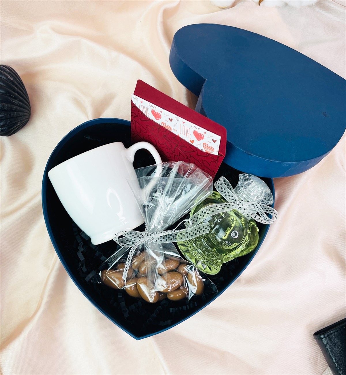 Özel Kalp Kutulu Filtre Kahve Fincanı Ve Bisküvili Badem Draje Sevgiliye Hediye SetigiftmodaGmhs101443