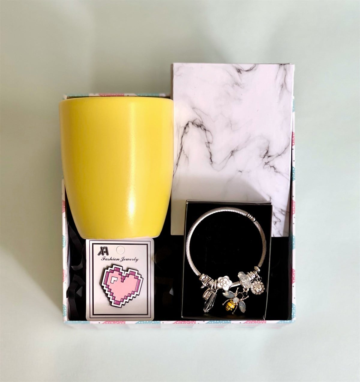 Beyaz Mermer Tasarımlı Mini Albüm Sarı Bulut Kupa Rozet Ve Arı Pandora Bileklik Hediye SetigiftmodaGmhs100901