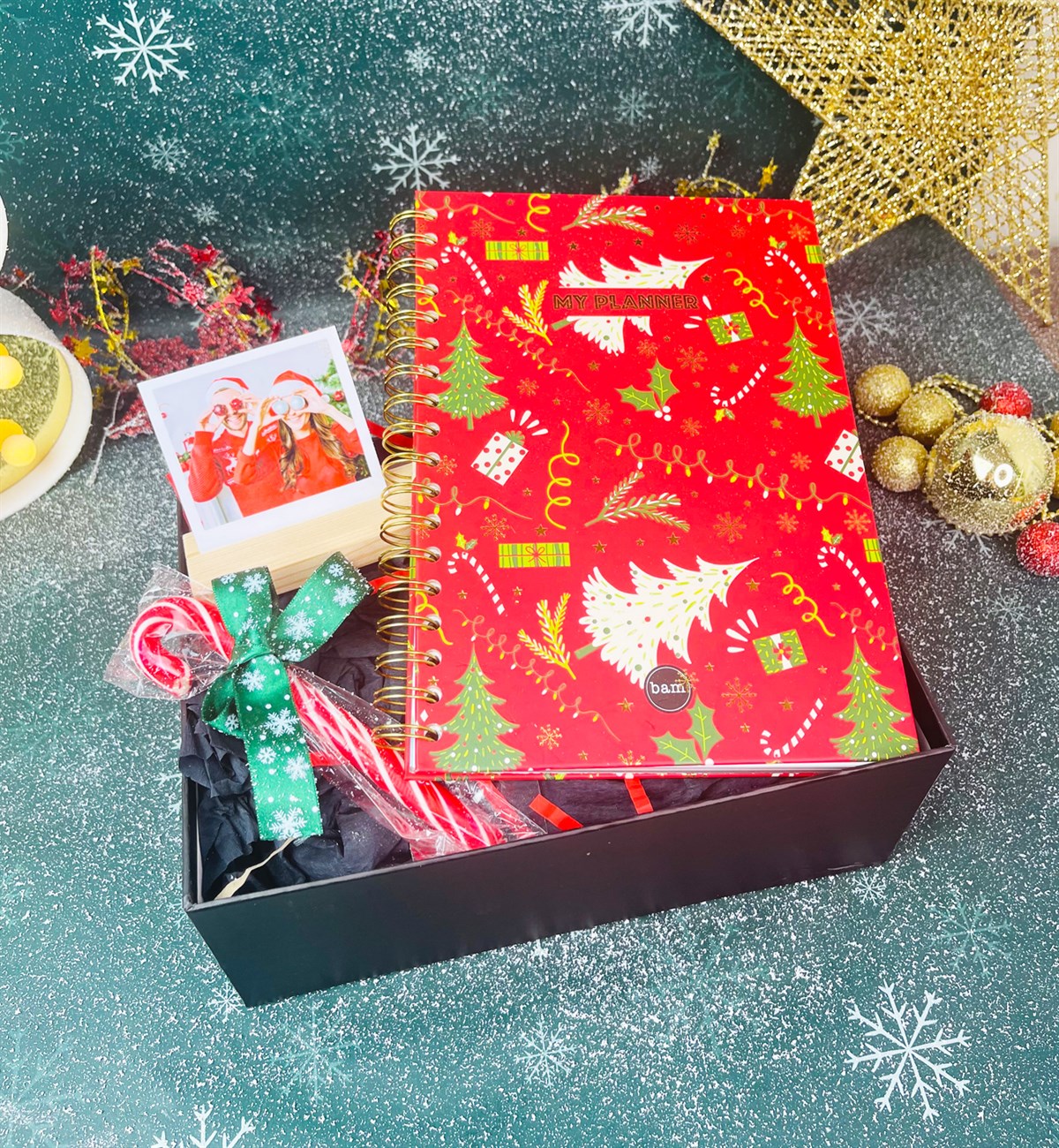 Kırmızı Yeni Yıl Konuşan Ajanda Ahşap Fotoğraf Tutucu Ve Baston Şeker Yılbaşı Hediye SetigiftmodaGmhs101328