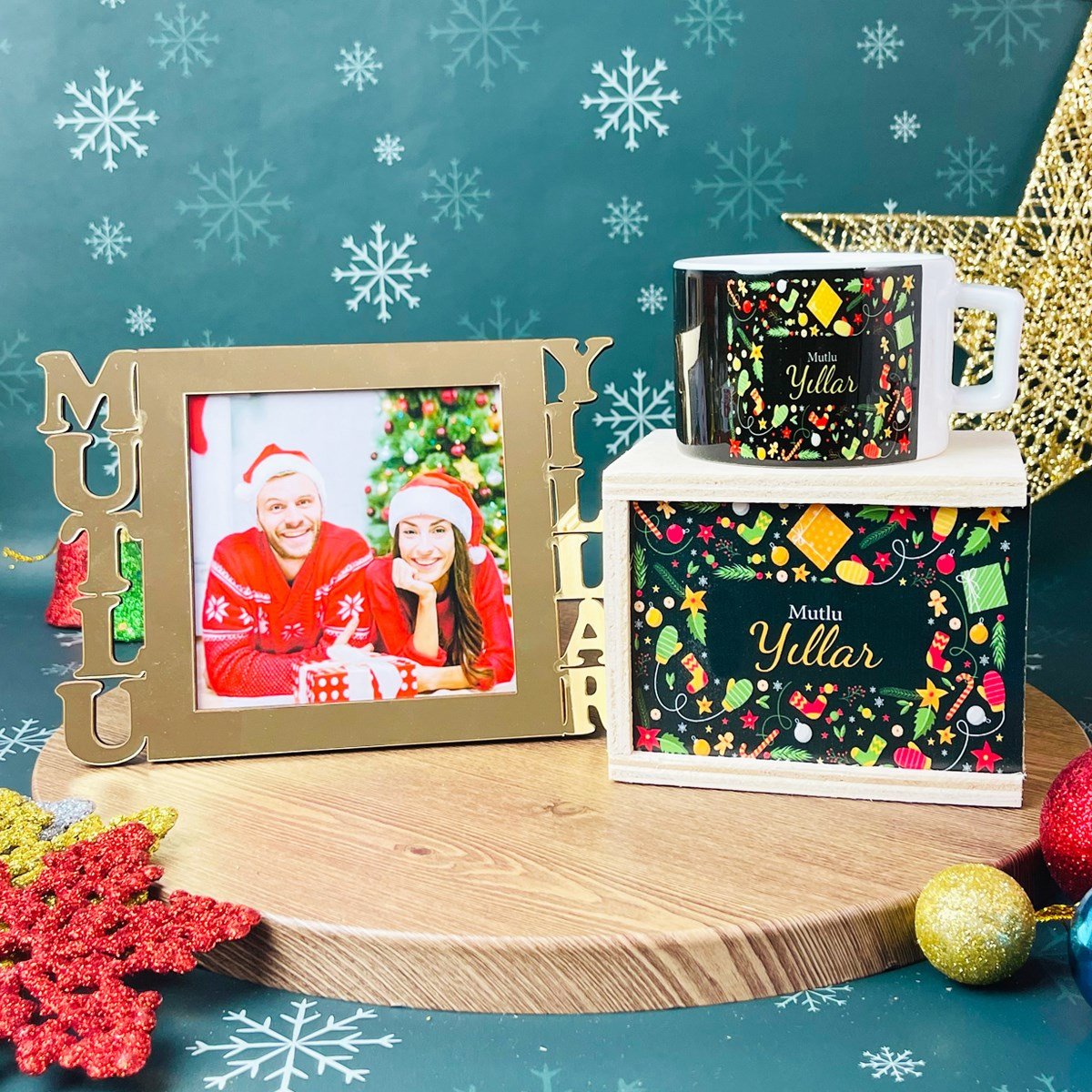 Mutlu Yıllar Fotoğraf Standlı Mdf Çerçeve Gold Ve Mutlu Yıllar Tasarımlı Kutulu Kupa Hediye SetigiftmodaGmhs101335