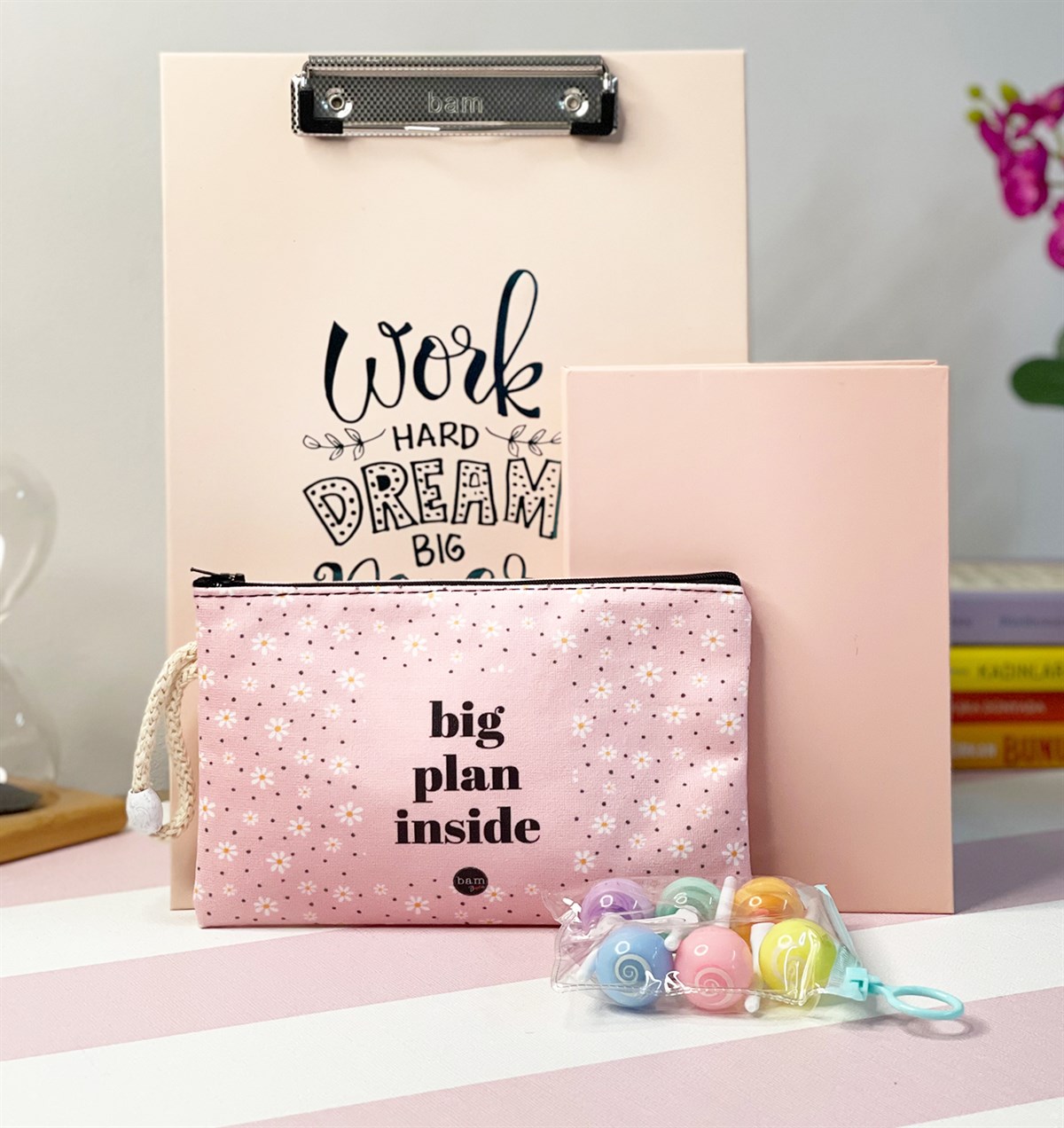 Work Hard Dream Tasarımlı Sekreterlik Papatya Kalemlik Somon Rengi Lastikli Defter Ve Lolipop KalemgiftmodaGmhs101194