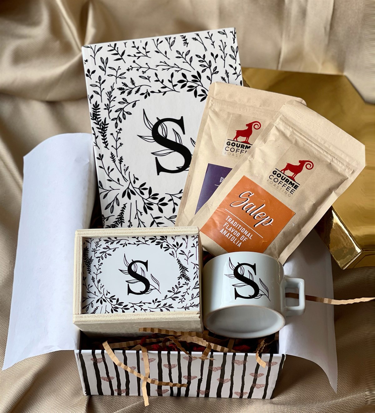 Kişiye Özel Harfli Çiçek Tasarımlı Kutulu Kupa Ajanda Sahlep Ve Sıcak Çikolata Anneler Günü Hediye SetigiftmodaGmhs100576