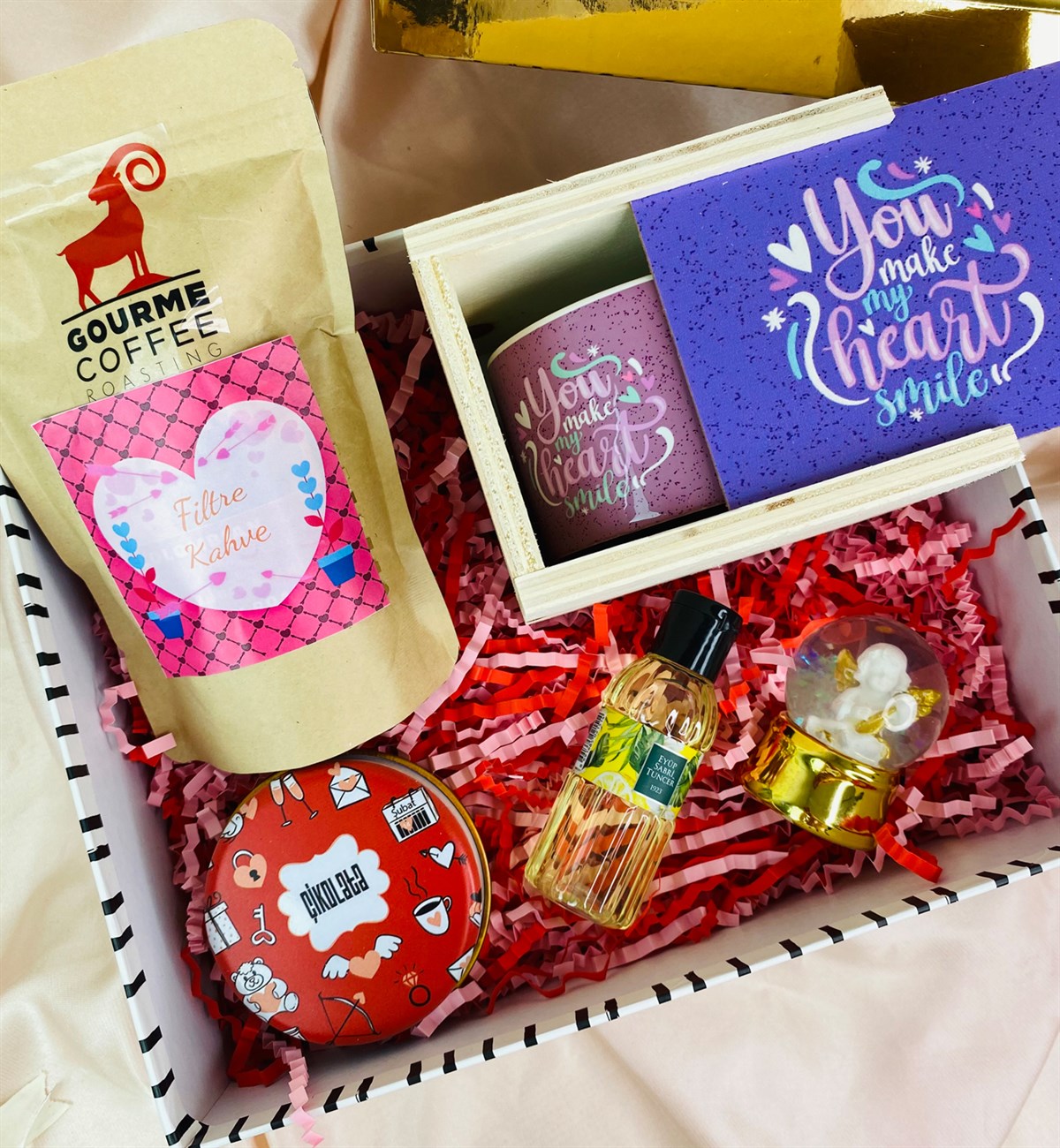 Kalbimi Gülümsetiyorsun Tasarımlı Kutulu Kupa Ve Altınyaldızlı Melek Kar Küresi SetgiftmodaGmhs101465