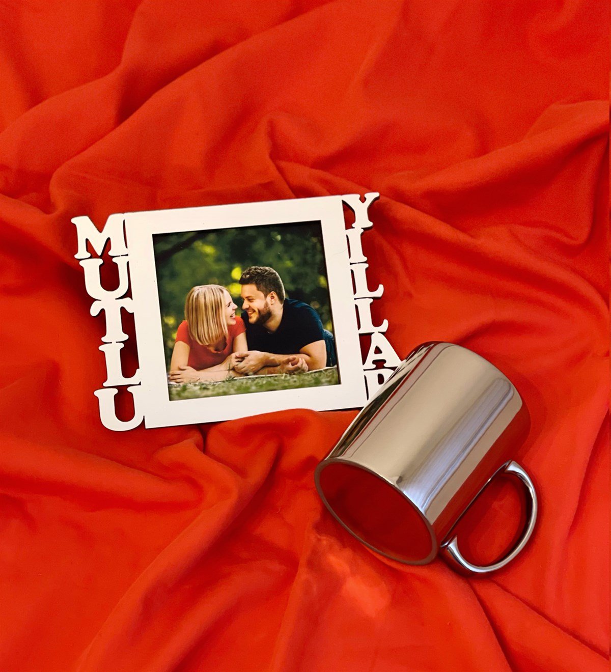 Mutlu Yıllar Fotoğraf Standlı Mdf Gümüş Çerçeve Ve Gümüş Kupa SetgiftmodaGmhs100537-Gmfc100017-Gmkp100157