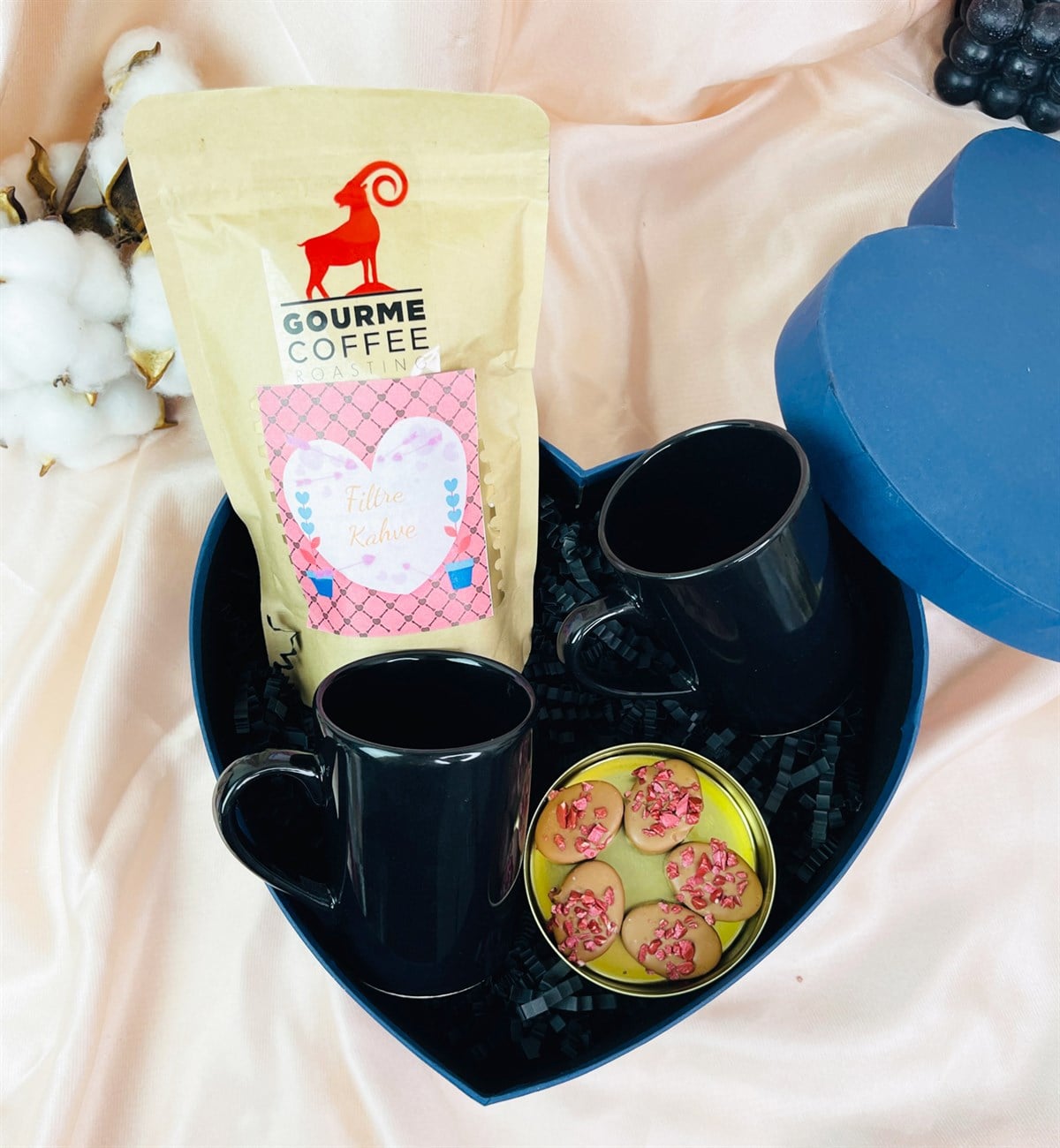 Özel Kalp Kutulu Filtre Kahve Fincan Ve Bademli Pralin Çikolata Sevgiliye Hediye Setigiftmoda Gmhs101440