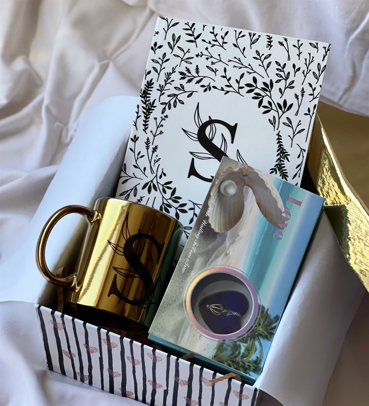 Kişiye Özel Harfli Çiçek Tasarımlı Ajanda Gold Kupa Ve İnci Kolye Hediye SetigiftmodaGmhs100621