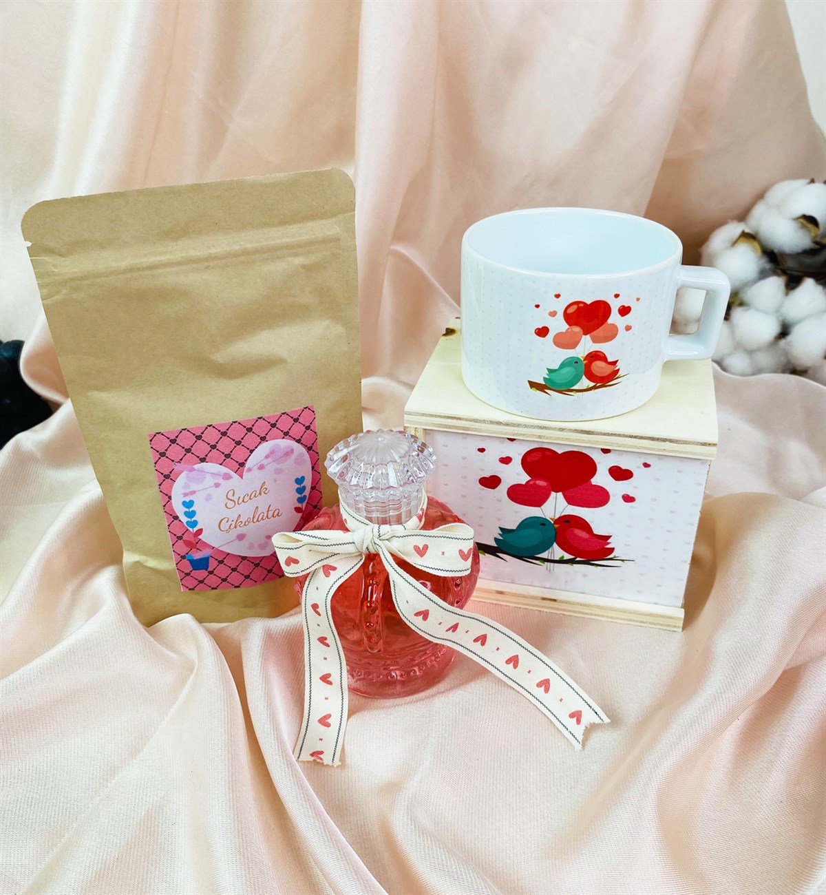 Sevgili Kuşlar Tasarımlı Kutulu Kupa Ve Japon Kiraz Çiçeği Kolonya SetgiftmodaGmhs101494
