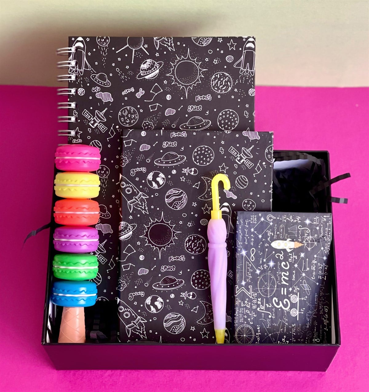 Galaxy Tasarımlı Konuşan Ajanda Galaxy Defter Emc2 Mini Albüm Şemsiye Kalem Ve Makaron Keçeli KalemGiftmodaGmhs101126