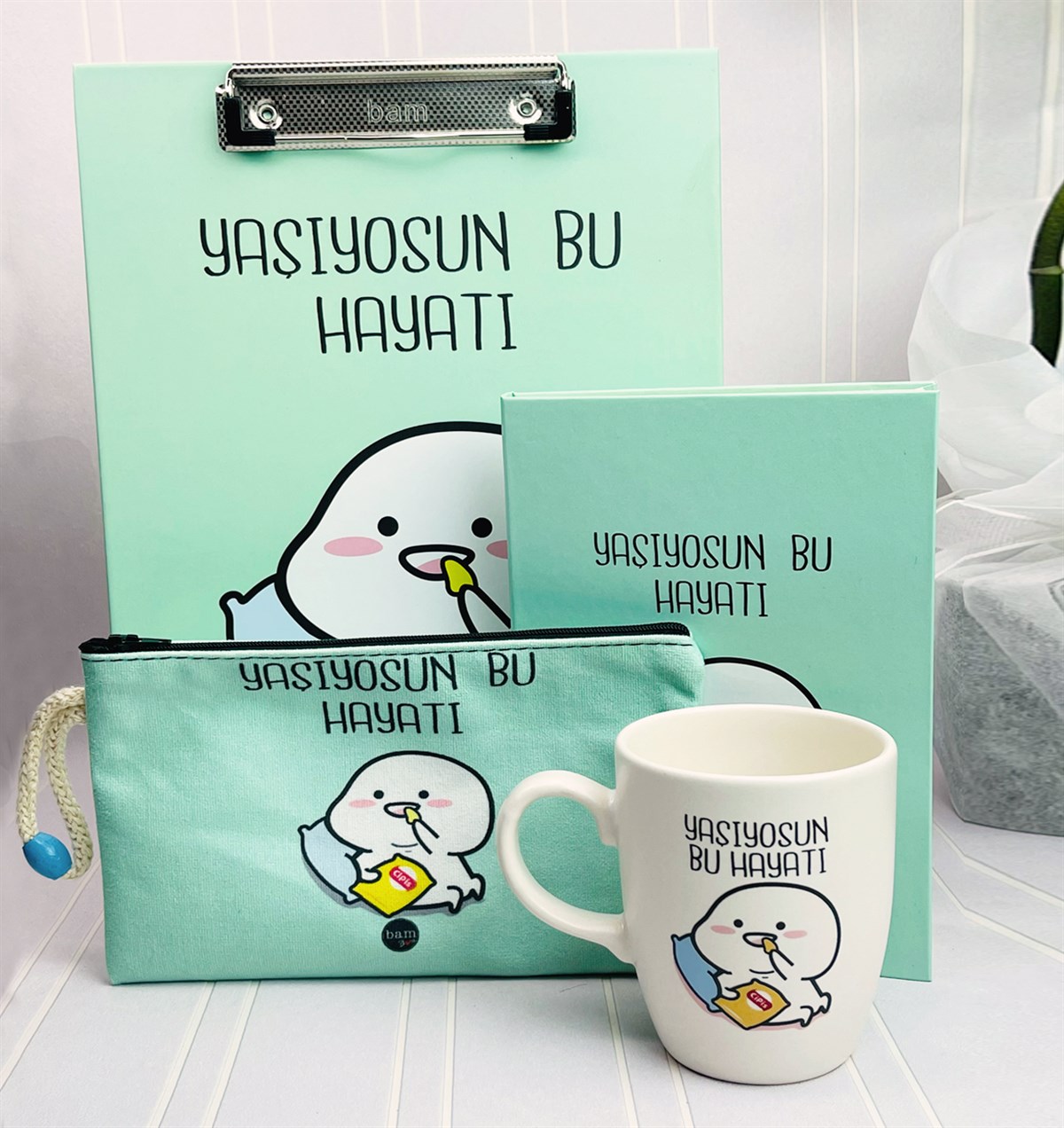 Yaşıyosun Bu Hayatı Tasarımlı Sekreterlik Lastikli Defter Kalemlik Ve 9 Cm Kupa Bardak SetgiftmodaGmhs101214