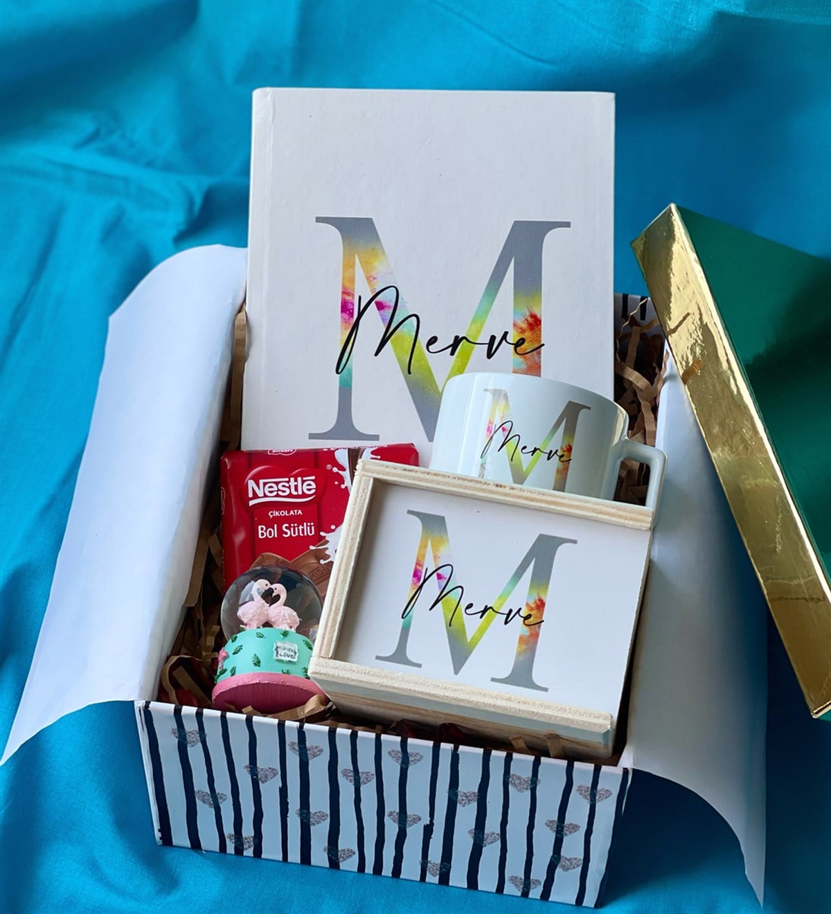 Kişiye Özel Harfli Ajanda Kutulu Kupa Mini Flamingo Kar Küresi Ve Çikolata Hediye SetigiftmodaGmhs100650