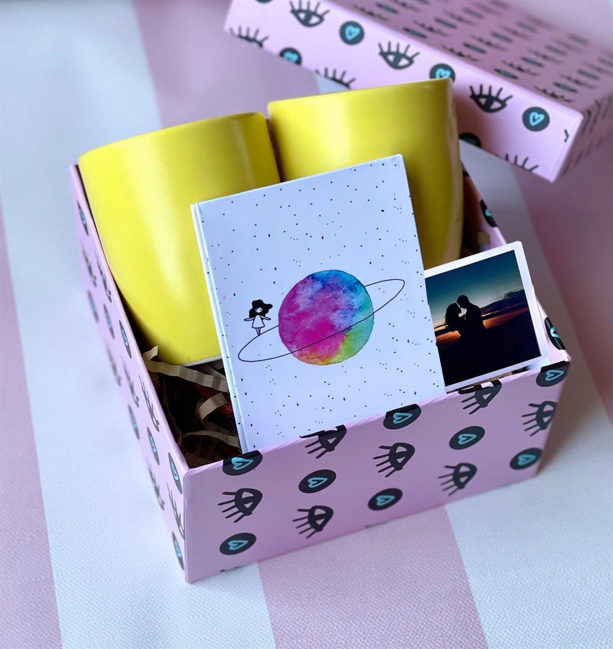 Kişiye Özel Satürnlü Kız Tasarımlı Mini Albüm Ve 2'li Sarı Bulut Kupa Mini Hediye SetigiftmodaGmhs100870