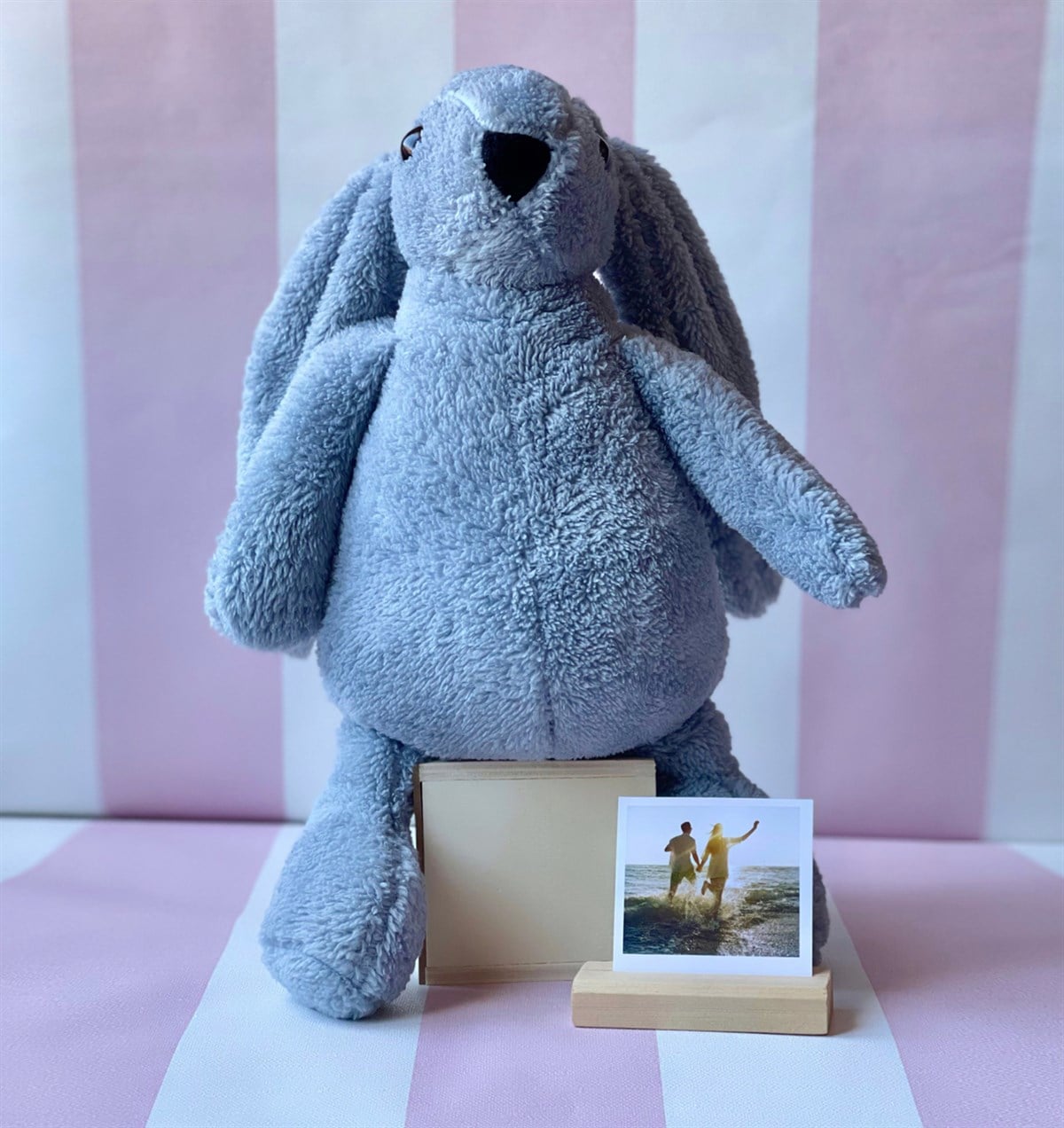 Kişiye Özel Ahşap Fotoğraf Tutucu Ve Sevimli Gri Tavşan Hediye Setigiftmoda Gmhs100863