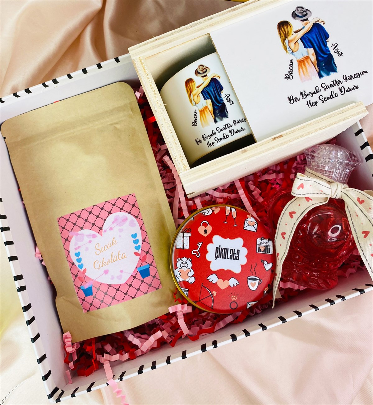 Kişiye Özel Kutulu Kupa Japon Kiraz Çiçeği Esanslı Kolanya Ve Böğürtlenli Draje SetgiftmodaGmhs101462