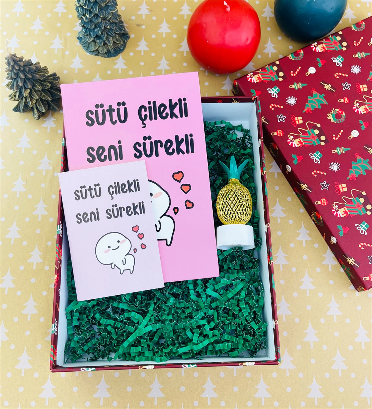 Sütü Çilekli Tasarımlı Kırmızı Yılbaşı Hediye SetigiftmodaGmhs101846