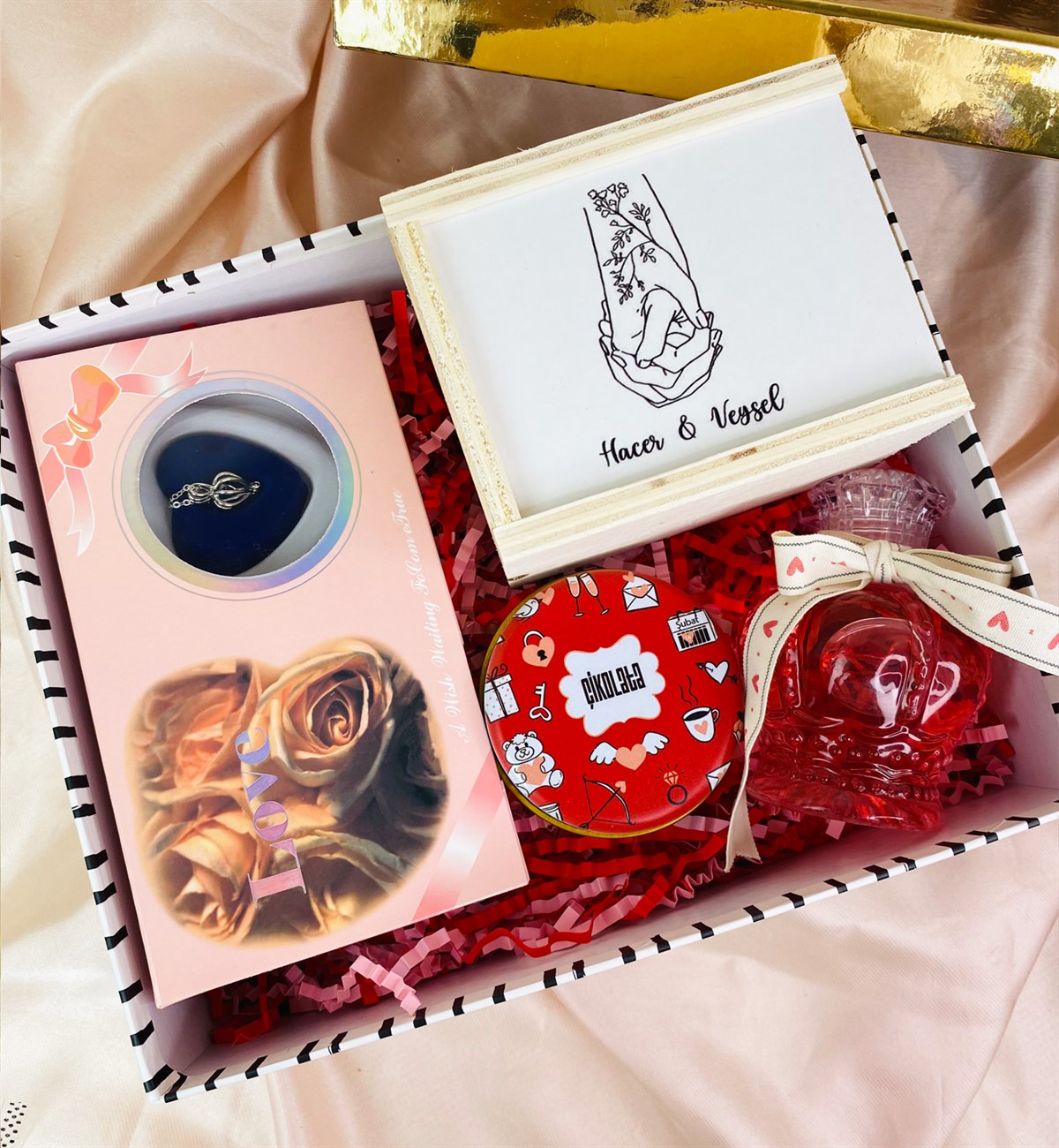 Kişiye Özel El Ele Aşıklar Tasarımlı Kutulu Kupa Ve İnci Kolye Sevgiliye Hediye SetigiftmodaGmhs101461