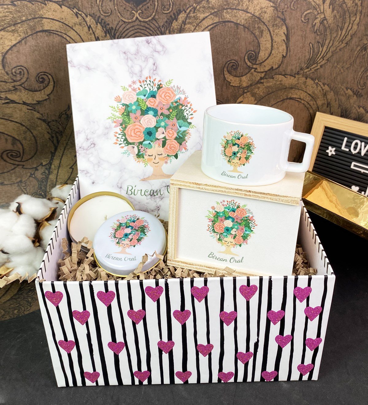  Kişiye Özel Çiçek Kadın Tasarımlı Tarihsiz Ajanda Kutulu Kupa Ve Kokulu Cam Mum Hediye Seti giftmodaGmhs100447