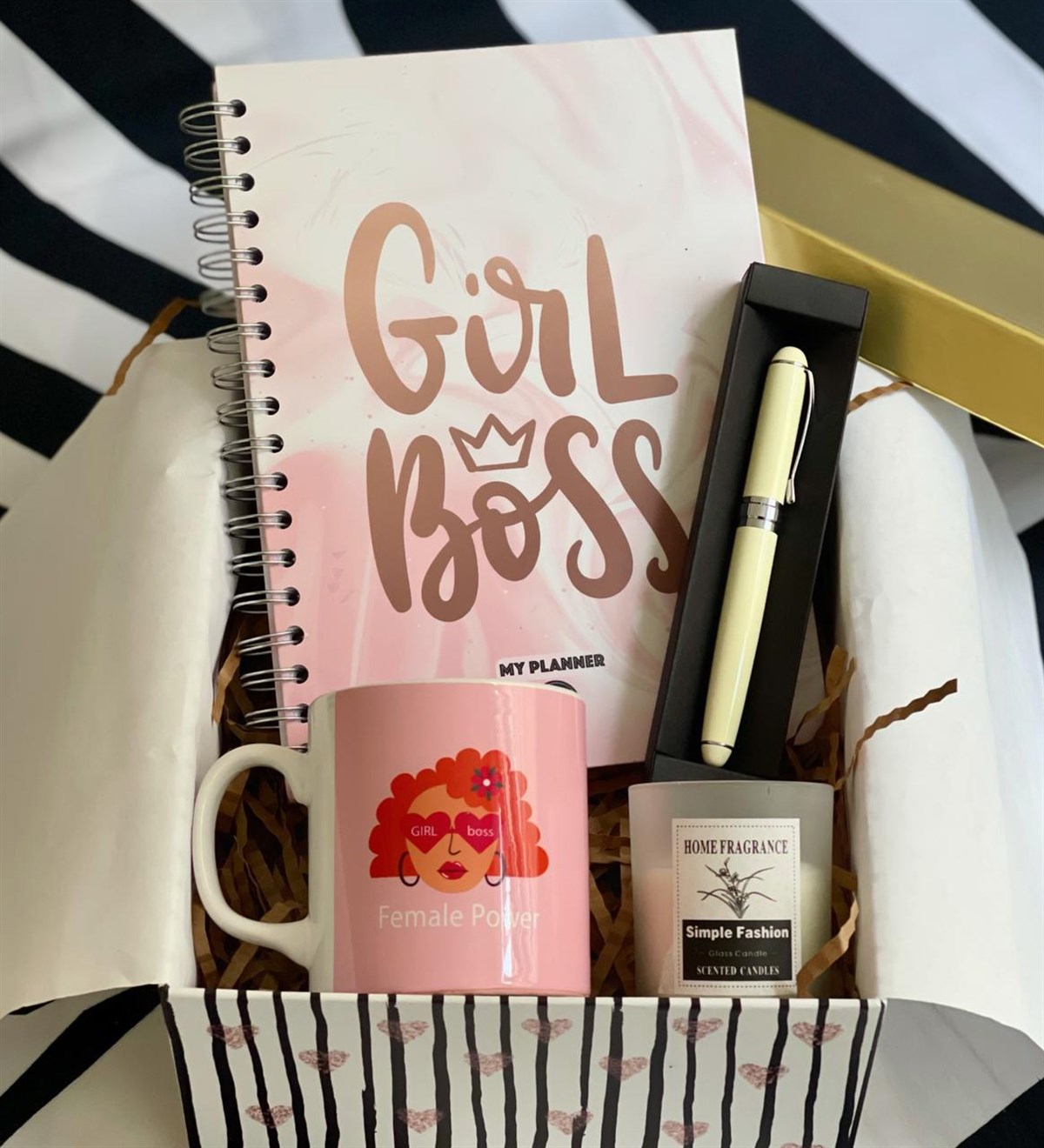 Kadın Gücü Tasarımlı Kupa Konuşan Ajanda Kokulu Cam Mum Ve Kalem Kadınlara Özel Hediye SetiGiftmodaGmhs100460